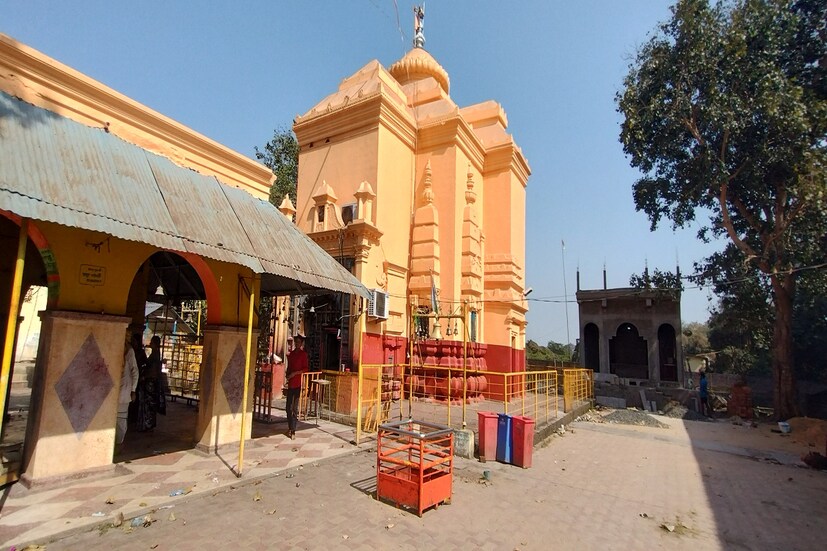 *গতকাল রবিবার এবং আজ সকাল সোমবার আকাশ পরিষ্কার। নীল আকাশে দেখা যাচ্ছে সাদা মেঘ। তাপমাত্রাও বেড়েছে। সকাল থেকেই অনুভূত হচ্ছে সূর্যের প্রখরতা। ফাইল ছবি।  