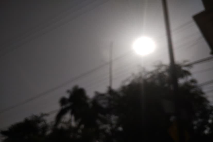 আগামীকাল বুধবার চল্লিশে প্রবেশ করবে সর্বোচ্চ তাপমাত্রা। আপাতত ১৭ তারিখ পর্যন্ত জারি করা হয়েছে, ভয়ঙ্কর তাপপ্রবাহ এবং দাবদাহের পূর্বাভাস। পূর্বাভাস অনুযায়ি চলতি সপ্তাহেই ছাড়িয়ে যাবে চল্লিশের কোঠা, পূর্বাভাস মেনে আজ মঙ্গলবার পারদ ছুঁইছুঁই ৩৯ পার।