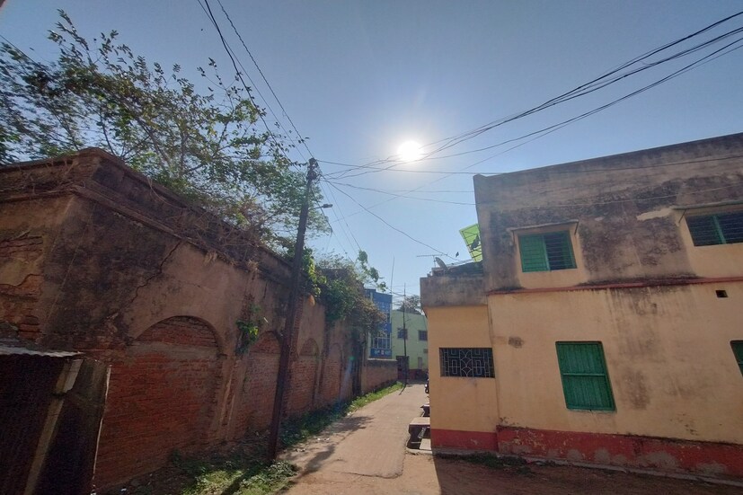বেলা গড়াতেই এক অস্বাভাবিক তাপপ্রবাহ অনুভূত হচ্ছে বাঁকুড়া জেলাতে। সূর্যের কঠোর রোদে গরম হয়ে যাচ্ছে চারপাশ এবং তাপমাত্রা বৃদ্ধি পাচ্ছে পরিপার্শ্বিক আবহাওয়ায় সেই কারণেই যেন ছ্যাঁকা লাগছে গা ,হাত পায়ে। উন্মুক্ত রাস্তা গরম হয়ে ছড়াচ্ছে উত্তাপ। এই তার থেকে বাঁচার জন্য বিশেষ সতর্কতা জারি।