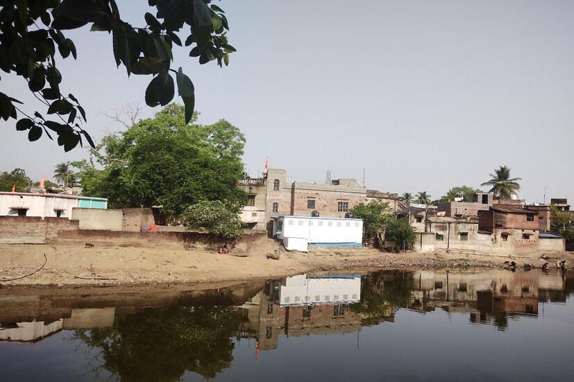 তবে বৃষ্টি না হওয়ায় ধীরে ধীরে বাড়ছে উৎকণ্ঠা এদিকে এই সপ্তাহে ৪০ ছাড়িয়ে যাবে তাপমাত্রা। ভয়ঙ্কর তাপপ্রবাহের পূর্বাভাস রয়েছে। এই দাবদাহ থেকে যে কীভাবে রেহাই মিলবে তার উত্তর একমাত্র সময় বলতে পারে। Input- Nilanjan Banerjee
