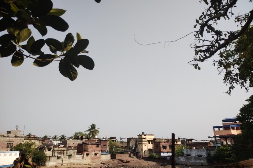 মুখ চোখ ঢেকে বেরোলেই রেহাই পাবে সাধারণ মানুষ। উজ্জ্বল সূর্যের হাত থেকে বাঁচতে চোখে পড়তে হবে রোজ চশমা এবং ঘনঘন পান করতে হবে জল। বাঁকুড়ার এই তাপপ্রবাহ যুক্ত গরমে হ্রাস পেয়েছে বাতাসে আর্দ্রতার পরিমাণ। বাতাসে আপেক্ষিক আর্দ্রতার পরিমাণ প্রায় ৪৩ শতাংশ। প্রচন্ড গরমে দেখা দিচ্ছে বিভিন্ন ধরণের সাময়িক রোগ যেমন মাথা ব্যথা, অজ্ঞান হয়ে যাওয়া, নাক দিয়ে রক্ত পড়া এবং ডিহাইড্রেশন।