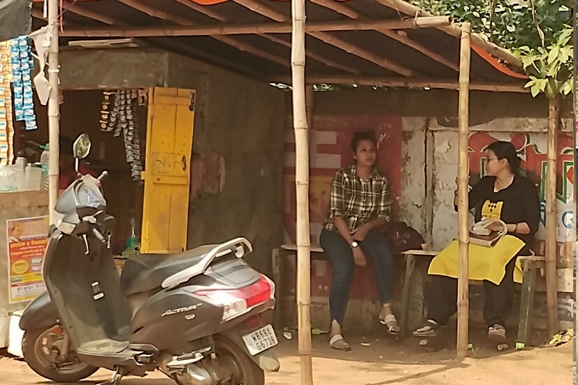 তবে সোমবার থেকে আবারও চড়বে তাপমাত্রার পারদ। আরও বাড়বে গরম এবং ছাড়িয়ে যাবে ৪৫ ডিগ্রি, এমনই পূর্বাভাস। ঠিক যেরকম এই সপ্তাহের শনি-রবিবার বৃষ্টিপাতের সম্ভাবনা সামান্য রয়েছে সেরকমই আগামী সপ্তাহের শেষে হতে পারে বজ্রবিদ্যুৎ-সহ বৃষ্টিপাত। (Reporte: Nilanjan Banerjee)