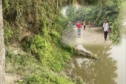 মাঠের ধারে পড়ে ক্ষতবিক্ষত পচাগলা দেহ! মাধ্যমিক পরীক্ষার্থী টোটো চালকের মৃত্যু ঘিরে রহস‍্য
