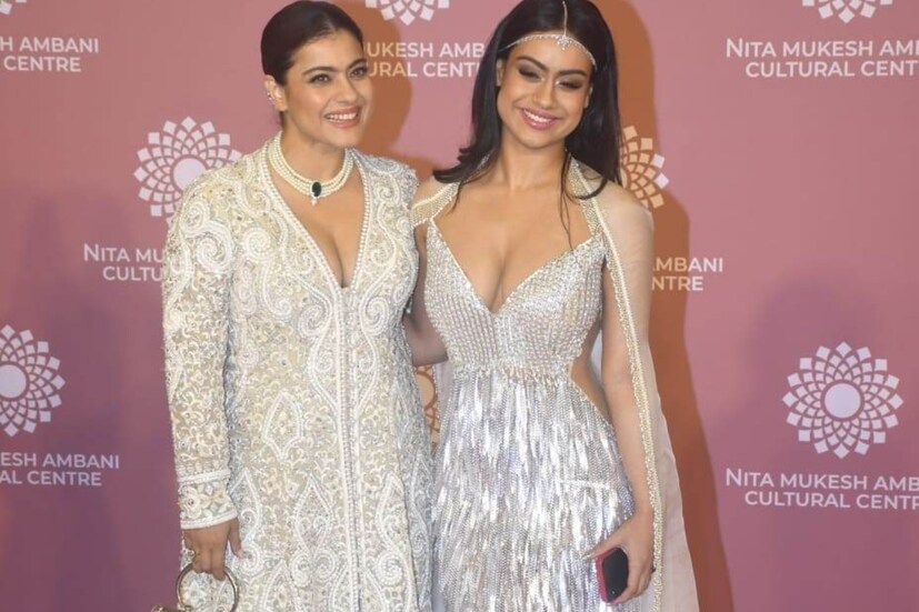 উপস্থিত ছিলেন বলিউডের আর এক মা-মেয়ে জুটি, কাজল আর নাইসা। সাদার জাদুতে প্রাণোচ্ছল হাসিতে তাক লাগিয়ে দিলেন তাঁরা।