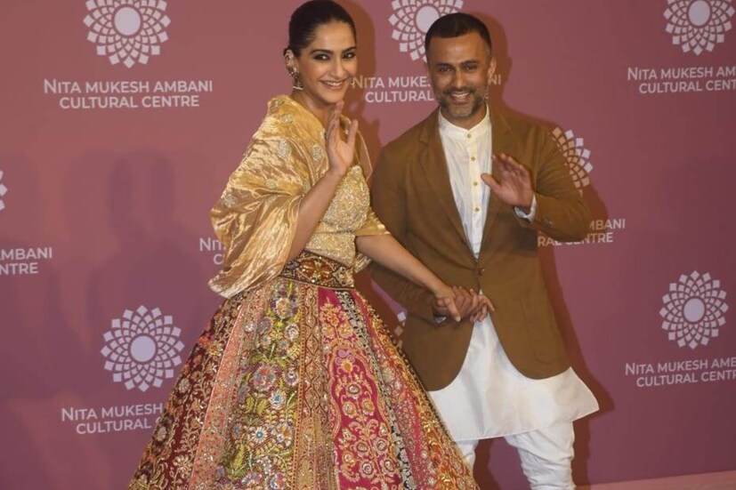 স্বামী আনন্দ আহুজার সঙ্গে অনুষ্ঠানে যোগ দেন সোনম কাপুরও। জমকালো লহেঙ্গা চোলিতে সোনম আর সাদা কুর্তা-পাজামায় আনন্দ যেন মেড ফর ইচ আদার।