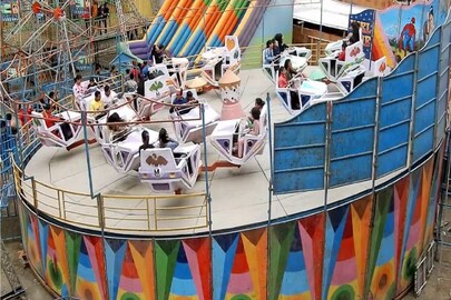 মেলায় ব্রেক ডান্স দোলনা