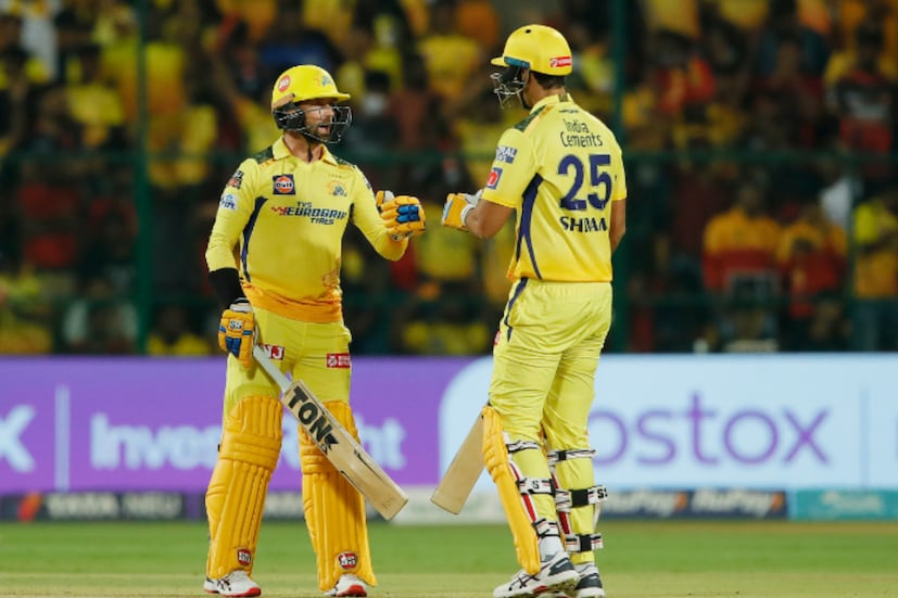 আরসিবির বিরুদ্ধে হাইস্কোরিং ম্যাচে রুদ্ধশ্বাস জয় পেয়েছে সিএসকে। ম্যাচে প্রথমে ব্যাট করে ২২৬ রান করে চেন্নাই। জবাবে ২১৮ রান করে আরসিবি। ৮ রানে ম্যাচ জেতে এমএস ধোনির দল। আরসিবির বিরুদ্ধে হাইস্কোরিং ম্যাচে রুদ্ধশ্বাস জয় পেয়েছে সিএসকে। ম্যাচে প্রথমে ব্যাট করে ২২৬ রান করে চেন্নাই। জবাবে ২১৮ রান করে আরসিবি। ৮ রানে ম্যাচ জেতে এমএস ধোনির দল।