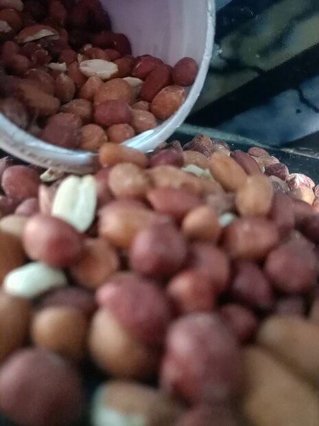 রক্তাল্পতায় ভুগলেও কাঁচা বাদাম বিশেষ ভাবে কার্যকরী। কাঁচা বাদামের মধ্যে উপস্থিত ভিটামিন-ই ত্বকের জন্য খুবই ভাল। নিয়ম মাফিক কাঁচা বাদাম খেলে শরীরে থাকবে সতেজ, বাড়বে উজ্জ্বলতা । ত্বকে কোনরকম বলিরেখা আসবে না। এছাড়াও এই বাদামের মধ্যে উপস্থিত ভিটামিন-ই চুলও ভাল রাখতেও সাহায্য করে।(Reported By: Bonoarilal Chowdhury