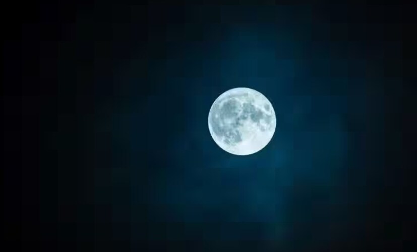 সুখ, ধন ও জ্ঞান বৃদ্ধি: চৈত্র পূর্ণিমায় হলুদ কাপড়ের মধ্যে কলার মূল এবং হলুদ ভাল করে বেঁধে নিতে হবে। এবার এটা ডান হাতে বেঁধে রাখতে হবে। এটা আসলে অনেকটা পোখরাজের মতো কাজ করে। এতে শুভ ফল তো মিলবেই। সেই সঙ্গে সুস্বাস্থ্যও বজায় থাকবে এবং সুখ, সম্পদ ও জ্ঞান বৃদ্ধি পাবে। চৈত্র পূর্ণিমায় করা এই প্রতিকার অনেক ঝামেলা থেকে রক্ষা করে।