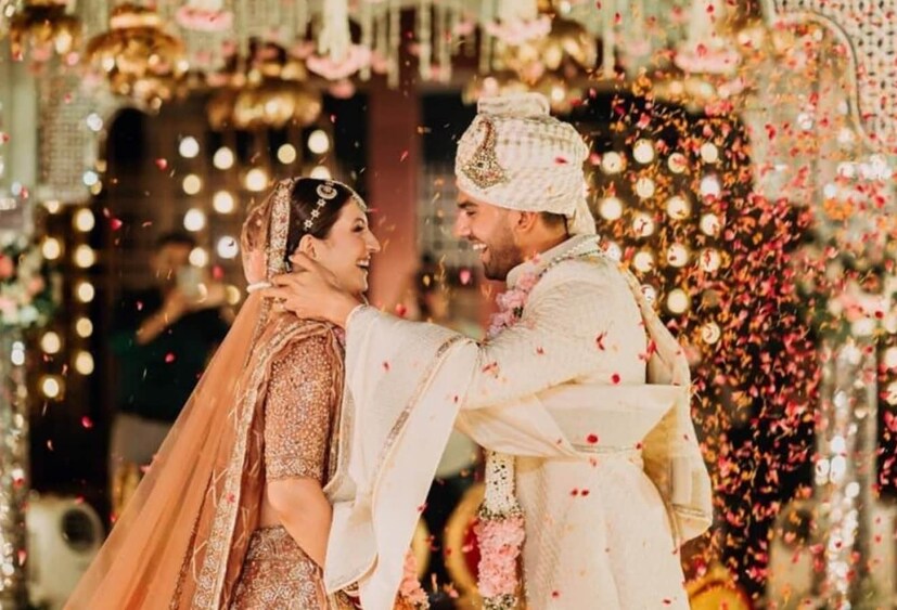  এর পর সুরেশকে নিয়ে পড়েন কপিল! মজা করে খোঁচা মেরে তাঁকে বলেন, “বিয়ের পরেও কী করে নিজের মজাদার ব্যক্তিত্বটা বজায় রাখছেন? না কি সেটা বদলেছে?” সুরেশ রায়নাও কম যান না। তিনিও বুদ্ধি করে স্ত্রী-র প্রশংসায় পঞ্চমুখ হন। জানান, বরং বৌয়ের জন্যই তাঁর জীবনটা আরও সুন্দর হয়ে উঠেছে। 
