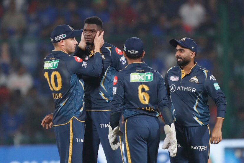অপরদিকে, টানা ২ ম্যাচে জিতে ইডেনে কেকেআরের বিরুদ্ধে জয়ের হ্যাটট্রিকের হাতছানি হার্দিক পান্ডিয়ার দলের কাছে। একইসঙ্গে প্রথম পর্বের সাক্ষাতে যেভাবে জেতা ম্যাচ ছিনিয়ে নিয়েছিল রিঙ্কু সিং সেই বদলা নিতে বদ্ধপরিকর ডিফেন্ডিং চ্যাম্পিয়নরা।