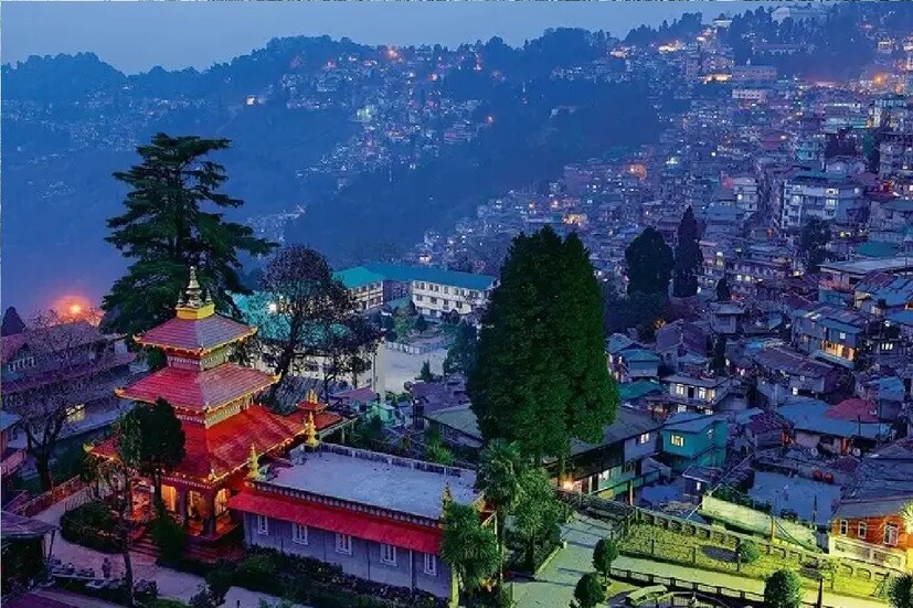 *বৃষ্টি হলে তাপমাত্রা কতটা কমবে বা স্বস্তি কতটা মিলবে? আবহবিদরাও এ ব্যাপারে নিশ্চিত নন। আবহাওয়া দফতরের সিকিমের কেন্দ্রীয় অধিকর্তা গোপীনাথ রাহা বলছেন, “বর্তমান আবহাওয়ার যা গতিপ্রকৃতি, তাতে পাহাড় এবং সমতলে বজ্রগর্ভ মেঘের সৃষ্টি এবং বৃষ্টিপাতের সম্ভাবনা দেখা দিয়েছে। কয়েকটি জায়গায় বজ্রপাতের পাশাপাশি শিলাবৃষ্টির আশঙ্কা রয়েছে। তবে তাপমাত্রার কতটা হেরফের ঘটতে পারে, তা এখনই বলা সম্ভব নয়।' ফাইল ছবি।