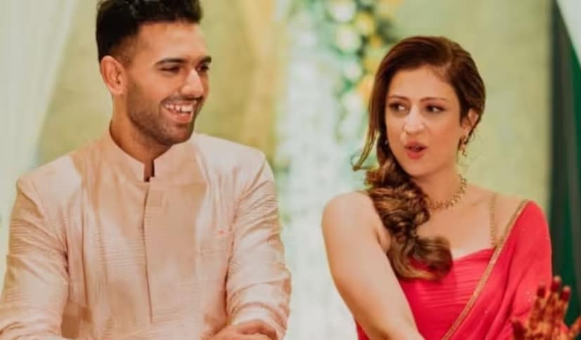  তবে সুরেশের গোপন রহস্য ফাঁস করে দেন দীপক। তিনি জানান, যখন তিনি স্টেডিয়ামেই জয়াকে বিয়ের প্রস্তাব দেন, তখন সুরেশ রায়নাই বলেছিলেন যে, বিয়ের জন্য এত তাড়া কীসের? এখন তো জীবনটা উপভোগ করার সময়! সেটা শুনে হাসিতে ফেটে পড়েন সকলেই!