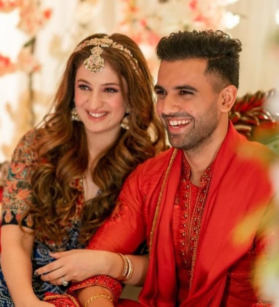 এখানেই শেষ নয়, বাদ যাননি আকাশ চোপড়াও! তাঁর স্ত্রী-ও কিছু মজাদার কথা ফাঁস করেন। অক্ষি জানান যে, “এক দিন রাগের মাথায় বাড়ি থেকে বেরিয়ে যাচ্ছিলাম। সেই সময় উনি বললেন, এই প্রথম বার তুমি নিজের পায়ের সদ্ব্যবহার করছো।” এটা শুনে হেসে গড়িয়ে পড়েন সকলেই।