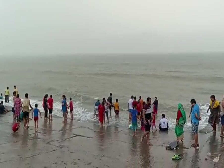  দিঘার সৈকতে মাইকিং! ঝড়বৃষ্টি নিয়ে নয়, দিঘার সমুদ্র সৈকতে তাপপ্রবাহ নিয়ে পুলিশের পক্ষ থেকে মাইকিং সতর্কতা চলছে!পূর্ব মেদিনীপুর জেলার সৈকতনগরী দিঘায় পুলিশ প্রশাসন এর উদ্যোগে সমুদ্রতীরবর্তী এলাকায় মাইকিং শুরু হয়েছে।