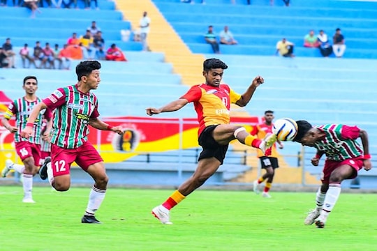 ছোটদের ইস্টবেঙ্গল বনাম মোহনবাগান ম্যাচের একটি মুহূর্ত