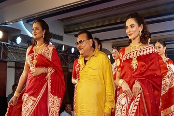 লাল শাড়ি সুন্দরীদের পাশে হলুদ পাঞ্জাবিতে ramp মাতালেন মদন মিত্র, রইল ফটো