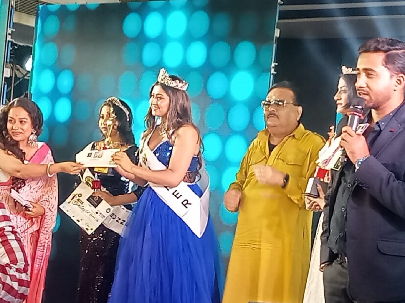 এদিনের অনুষ্ঠানে বিচারক হিসাবে উপস্থিত ছিলেন জয় বন্দ্যোপাধ্যায় , লীনা গঙ্গোপাধ্যায়, পাপিয়া অধিকারি, প্রবীর গুপ্তা, কুণাল পারেখ, দেবজিত সরকার সহ আরও অনেকে।