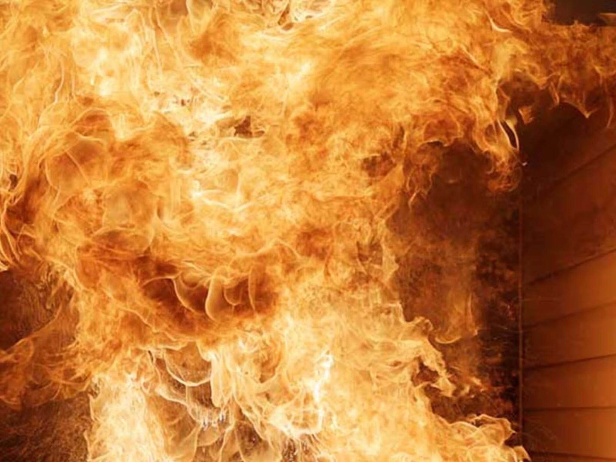 বেলুড়ে গাড়ির শো রুমে ভয়াবহ আগুন! দেখুন ভিডিও