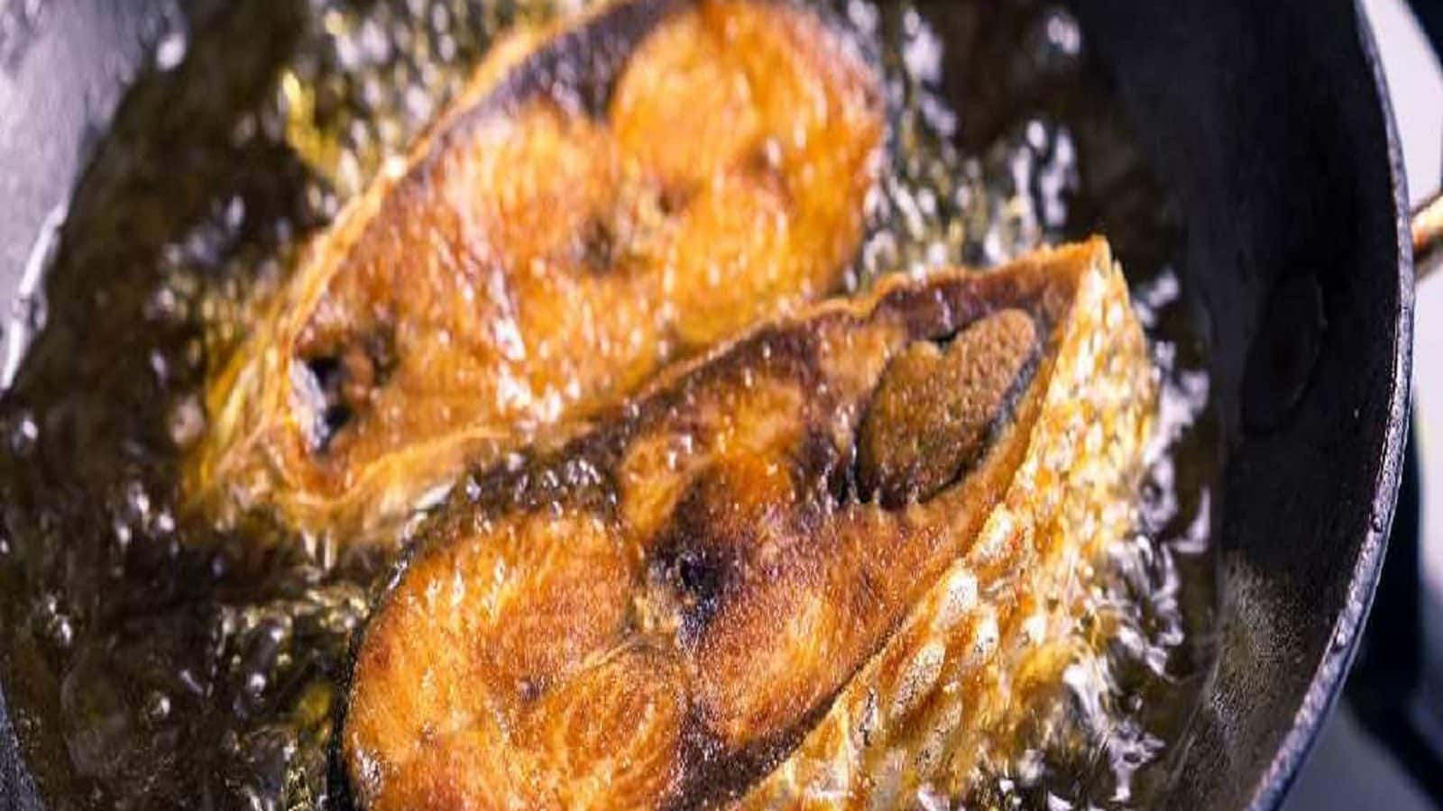 Fish Frying Tips ভাজার সময় গরম তেল ছিটকে আসে? এই টিপসগুলি মানলেই