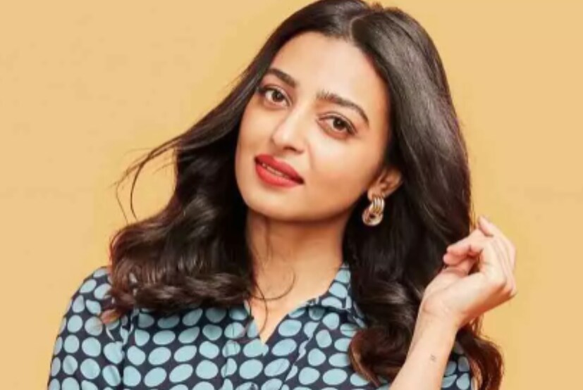 বলিউডেই সীমাবদ্ধ নেই তিনি। বলিপাড়ার গন্ডি পেরিয়ে আন্তর্জাতিক ময়দানেও রীতিমতো জনপ্রিয় মুখ হয়ে উঠেছেন রাধিকা আপ্তে। তবে এর পিছনে রয়েছে অনেক স্ট্রাগল৷ সালটা ২০০৫৷ 'বাহ! লাইফ হো তো অ্যায়সি'- ছবি দিয়ে বলিউডে অভিষেক হয়েছিল রাধিকার৷