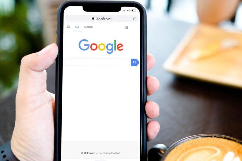 সংকটের মধ্য দিয়ে যাচ্ছে Google - এই মুহূর্তে Google-এর অবস্থা ভাল নয়। সংস্থা এখনও ChatGPT-র কোনও সমাধান খুঁজে পায়নি। তাদের আর্থিক অবস্থাও খুব একটা ভাল নয়। খরচ কমাতে তাদের বিভিন্ন উপায় অবলম্বন করতে হচ্ছে। কঠিন প্রশ্ন বোঝার জন্য Google বহু বছর ধরেই এআই সিস্টেম ব্যবহার করে আসছে। কিন্তু, ওপেন এআইয়ের সর্বজনীন ব্যবহারের জন্য ChatGPT চালু হওয়ার পরে তা Google-এর সামনে একটি বড় চ্যালেঞ্জ তৈরি করেছে।