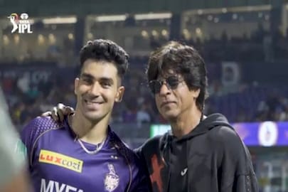 ম্যাচ শেষে শাহরুখের সঙ্গে গুরবাজ ম্যাচ শেষে শাহরুখের সঙ্গে গুরবাজ