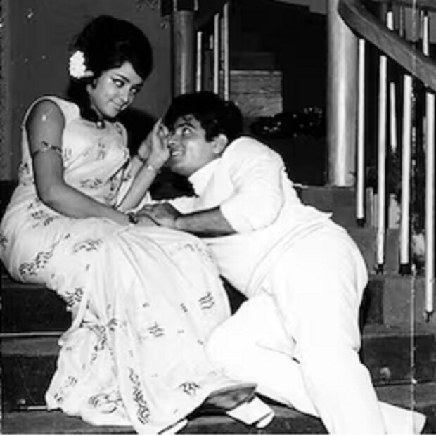 এমনকী বিয়েও করে ফেলেছিলেন তাঁকে। কিন্তু ধর্মেন্দ্র ছাড়াও হেমা-য় মজেছিলেন আরও অনেক জনপ্রিয় তারকা। ইন্ডাস্ট্রিতে কান পাতলে শোনা যায় যে, এক সময় জিতেন্দ্র এবং সঞ্জীব কুমারও হেমা মালিনীকে পাওয়ার স্বপ্ন দেখতেন। এমনকী, উভয় পরিবারের সম্মতিতেই জিতেন্দ্রর সঙ্গে হেমার বিয়েও প্রায় পাকা হয়ে গিয়েছিল। কিন্তু শেষ মুহূর্তে পরিস্থিতি বদলে যায়।