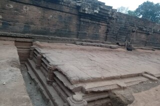 খুঁজে পাওয়া দুর্গের অংশ খুঁজে পাওয়া দুর্গের অংশ