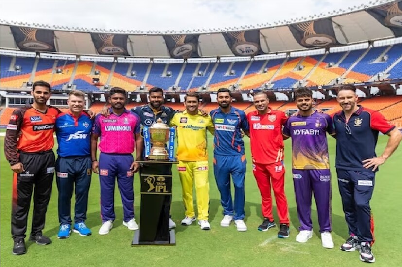 সব থেকে মূল্যবান ক্রিকেটার পাবেন ১২ লক্ষ, মরসুমের সেরা পাওয়ার প্লেয়ার ১৫ লক্ষ ও বছরের সেরা গেম চেঞ্জার ক্রিকেটার পাবেন ১২ লক্ষ টাকা। বাকি কোনও দল কোনও আর্থিক পুরস্কার পাবে না। 