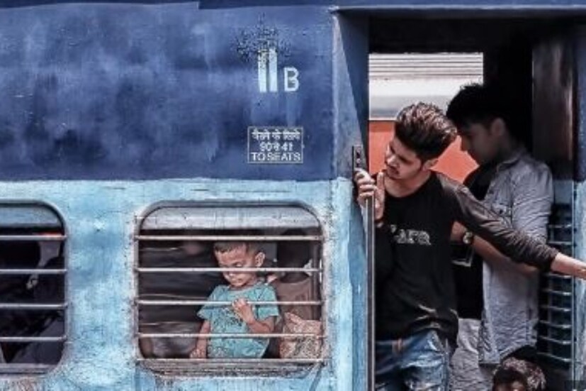 কিন্তু অনেক সময় ট্রেন বা স্টেশন থেকে যাত্রীদের লাগেজ চুরি হয়ে যায়। এমন পরিস্থিতিতে আপনার কী পদক্ষেপ নেওয়া উচিত এবং কীভাবে আপনার অভিযোগ করা উচিত, সেই সম্পর্কে জেনে নিন। 