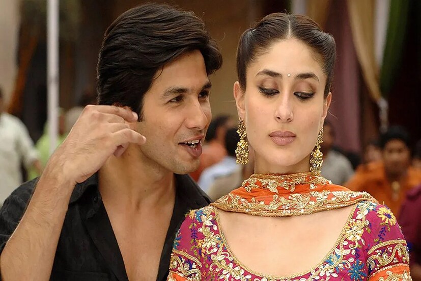 বাস্তবে সদ্য প্রেম ভেঙেছে। পর্দায় নতুন প্রেমের সূচনা। জীবনের বিরহের আঁচেই যেন আরও উষ্ণ হয়ে উঠেছিল কারিনা কাপুর এবং শাহিদ কাপুরের প্রেম। এদিকে সেই সময়েই একে অপরের থেকে দূরে সরছিলেন তারকারা।