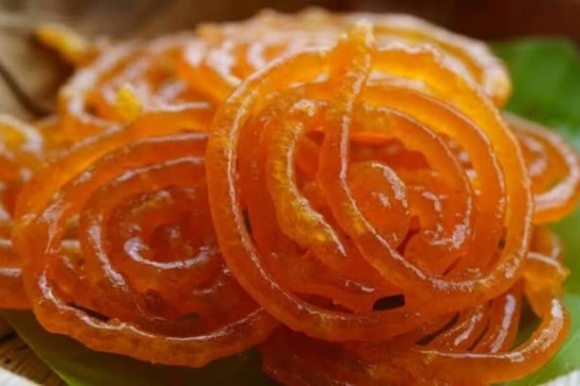 জিলিপি:- জিলিপি খেতে কেনা ভালোবাসে। মেলা থেকে শুরু করে শিঙাড়ার দোসর জিলিপি। কিন্তু অনেকেই মনে করেন সেই জিলিপিও ভারতীয় খাবার নয়। মধ্যপ্রাচ্যের একটি খাবার থেকে অনুপ্রাণিত হয়ে এটি বানানো হয়।