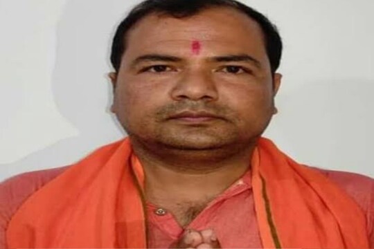 বিজেপি বিধায়ক স্বামীর পাশে দাঁড়িয়ে যা করলেন স্ত্রী