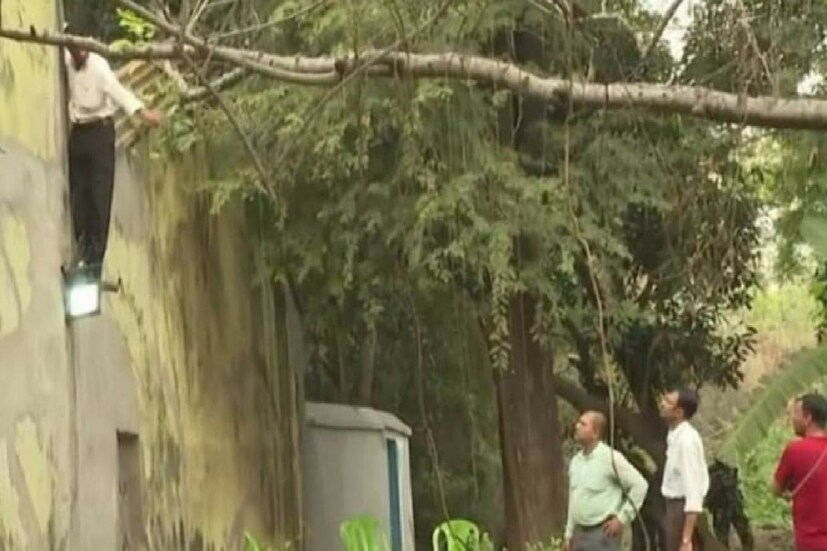 মোট ৬টি ব্যাগ উদ্ধার করা হয়েছে। পাশাপাশি কাকে কত টাকা দেওয়া হয়েছে এবং কত টাকা নেওয়া হয়েছে তার ও তথ্যগত প্রমাণ উঠে এসেছে। অন্যদিকে, একটি হার্ডডিস্ক ও পেন ড্রাইভ উদ্ধার করেছে সিবিআই। মোট ২৫জনের তদন্তকারী দল এই দীর্ঘ প্রায় ৪০ ঘণ্টারও বেশি সময় ধরে ম্যারাথন জেরা করছেন। যদিও এখনও পর্যন্ত পুকুরে জল ছেঁচে ফেলার কাজ চলছে। এই জল ছেঁচার কাজ সম্পন্ন করে মোবাইলের খোঁজে তল্লাশি করবে সিবিআই বলে সূত্রের খবর।