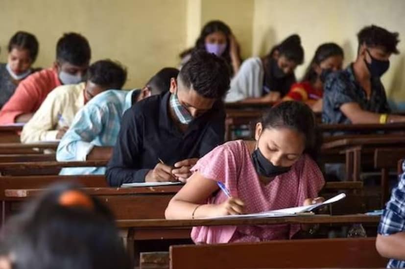 প্রতিযোগিতকামূলক পরীক্ষায় সাধারণ জ্ঞানের এই ধরণের প্রশ্নের মুখোমুখি হতে পারেন আপনিও। তাই বই পড়ে, ধাঁধা ও কুইজের চর্চার মধ্যে দিয়ে এবং সংবাদপত্র পাঠ নিয়মিত চালিয়ে নিজের সাধারণ জ্ঞানের পরিধি বাড়িয়ে যাওয়া যে কোনও পরীক্ষার্থীর জন্য লাভজনক হয়। আজ এই প্রতিবেদনে তুলে ধরা হল তেমন কিছু প্রশ্ন। সঙ্গে রইল উত্তরও।