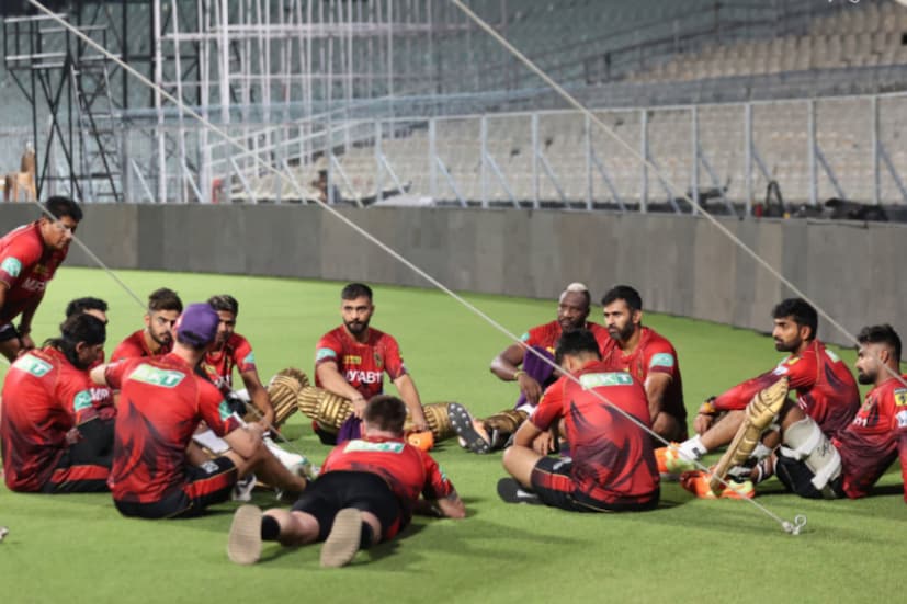 তবে এই ম্যাচে নামার আগে চাপে েয কেকেআর তা মানতেই হবে। হারের হ্যাটট্রিক করে ফেলেছে নাইটরা। আজ সিএসকের বিরুদ্ধে জিততে না পারলে প্লে অফের রাস্তা অনেকট কঠিন হয়ে যাবে। গোটা প্রতিযোগিতা কার্যত নক আউট এখন কেকআরের কাছে। 