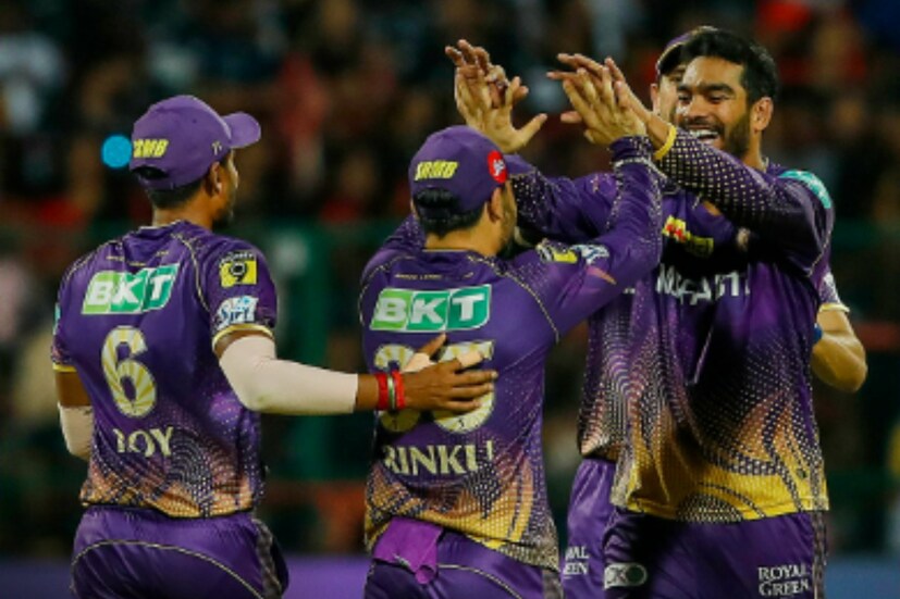 তবে প্রতিযোগিতার কোনও ম্যাচে এখনও একই দল খেলায়নি কেকেআর। আরসিবির বিরুদ্ধে জয়ের পরও কী গুজরাতের বিরুদ্ধে উইনিং কম্বিনেশন ভাঙবে নাইটরা তা নিয়ে উঠছে প্রশ্ন। কেকেআরের প্রথম একাদশ কেমন হতে পারে তা নিয়েও রয়েছে জল্পনা। 
