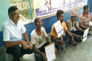 কাদা মেখে রাস্তায় শতাধিক মানুষ! চলছে বিক্ষোভ, অবাক কান্ড মুর্শিদাবাদে
