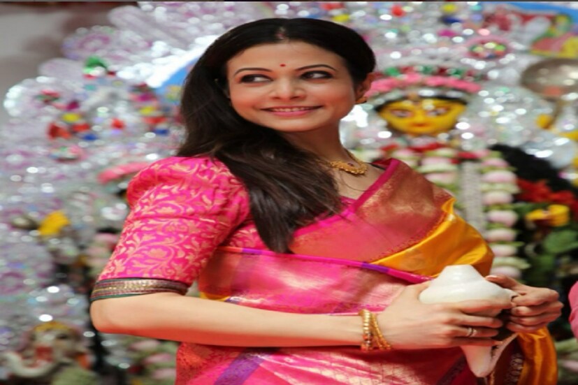 ২০১২ সালেই মুক্তি পায় পরিচালক সুমন মৈত্রের 'দশমী' ছবিটি। এই ছবিতে অভিনেতা ইন্দ্রণীল সেনগুপ্তের বিপরীতে অভিনয় করতে দেখা যায় কোয়েল মল্লিককে। প্রেম ও থ্রিলের এই ছবি আজও জনপ্রিয় দর্শকমহলে।