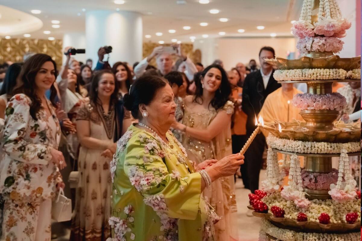 প্রদীপ জ্বালিয়ে আর্ট হাউস উদ্বোধন করলেন কোকিলাবেন ধীরুভাই আম্বানি