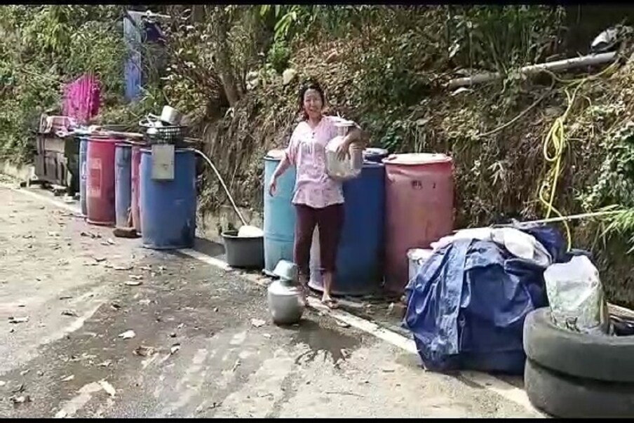  কার্শিয়ং : গরম পড়তেই জল যন্ত্রণায় কার্শিয়ং মহকুমার তিনধরিয়া, রংটং, গয়াবাড়ি, পাগলাঝোড়ার বাসিন্দারা। এক ফোঁটা জলের জন্যে হা পিত্যেস হয়ে বসে থাকতে হচ্ছে এখানকার মানুষদের। এই জলেই তাদের যাবতীয় সবকিছু। ঘুম থেকে উঠে মুখ ধোওয়া থেকে স্নান, বাসনপত্র থেকে জামাকাপড় ধোওয়া। আর এদিয়েই জলপান! এখন এই জল সমস্যায় ভুগছে কার্শিয়ং মহকুমার কয়েক হাজার পরিবার।