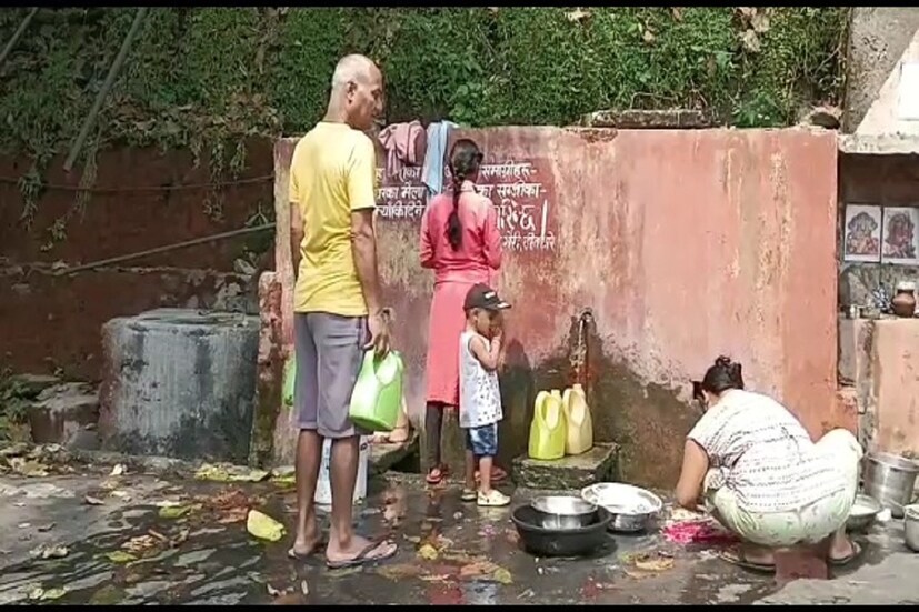 কি বলছে প্রশাসন? জিটিএর চিফ এগজিকিউটিভ অনীত থাপার দাবি, দ্রুত এই সমস্যা মিটবে। পিএইচই কাজ শুরু করেছে।দার্জিলিংয়ের সাংসদ রাজু বিস্তাও পানীয় জলের হাহাকার নিয়ে একাধিকবার সংসদে সরব হয়েছেন। জীবনের অপর নাম জল। সেই সংকট থেকে কবে মুক্তি পাবে তিনধরিয়া, পাগলাঝোড়ার বাসিন্দারা। ঘরে ঘরে পরিশ্রুত পানীয় জল পৌঁছবে কবে? Input-  Partha Sarkar