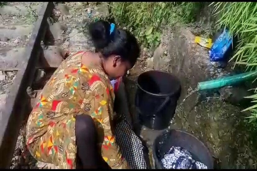 জল আনতে পাহাড়ি পথে ছুটতে হয় কয়েক কিলোমিটার। তারপর কাঁধে করে চড়াই উতরাই পথ ধরে ঘরে পৌঁছয় পানীয় জল। এ যেন ওদের কাছে নিত্য রুটিন হয়ে দাঁড়িয়েছে। কি বলছেন স্থানীয়রা? স্থানীয় বাসিন্দা ববিতা ছেত্রী, চিত্রা কর্মকার, যশিন্তা বেকরা বলেন, ভোট আসে ভোট যায়। প্রতিশ্রুতি কানে বাজে। কিন্তু জলকষ্ট সেই তিমিরেই। ওঁদের দাবি, অনেক কাল তো হল, এবারে অন্তত জিটিএ বা স্থানীয় জেলা প্রশাসন মুখ তুলে দেখুক। কেননা কিলোমিটারের পর কিলোমিটার আসা পাইপে সামান্য ঝড়-ঝঞ্জাট এলেই বিপত্তি বাড়ে। ফেঁটে যায় সরবরাহকারী পাইপ। তা সংস্কার করেন স্থানীয়রাই। ঝোড়ার জলে পেটের অসুখও ওদের নিত্যসঙ্গী। তাই দাবী, পরিশ্রুত পানীয় জল পরিষেবা।