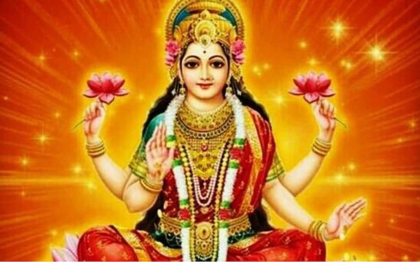 ভাগ্যও সঙ্গ দেয়: চৈত্র পূর্ণিমায় মা লক্ষ্মীর পূজা করতে হবে। তার পর একটি লাল কাপড়ে হলুদ, চাল এবং একটি মুদ্রা বেঁধে নিয়ে তা মা লক্ষ্মীর উদ্দেশ্যে নিবেদন করতে হবে। পুজোর হয়ে গেলে লাল কাপড়ে বাঁধা সামগ্রী বাড়িতে সম্পদের স্থানে রাখতে হবে। এতে সৌভাগ্য জাগ্রত হয় এবং ঘরে সুখ, ধন ও ঐশ্বর্য বৃদ্ধি পায়।