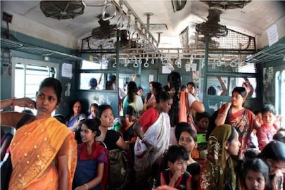 লোকাল ট্রেন। ফাইল ছবি। 