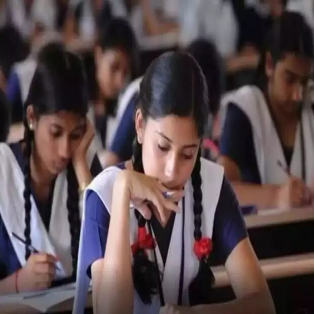 বাচ্চারা তো বটেই, কলেজ পড়ুয়ারাও উদ্বেগে ভোগেন পরীক্ষার আগে। বেশি নার্ভাস হয়ে গেলে হাত-পা ঘামে। তবে এমন টেনশন কিন্তু মোটেই কাজের কথা নয়। অতিরিক্ত উদ্বেগে পরীক্ষা খারাপ হতে পারে। তাহলে উপায়?