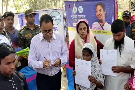অসহায় পরিবারের পাশে দাঁড়ালো মালদহ জেলা প্রশাসন৷