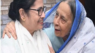 মমতার সঙ্গে রিজওয়ানুর রহমানের মা কিশওয়ার জাহান৷ 