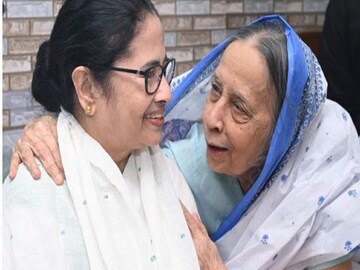 মমতার সঙ্গে রিজওয়ানুর রহমানের মা কিশওয়ার জাহান৷ 